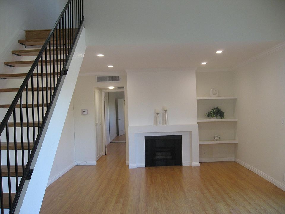 2nd image of 15141 Burbank Blvd APT 205