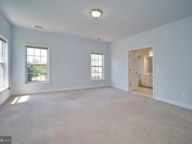 19147 Commonwealth Ter — Photo 14
