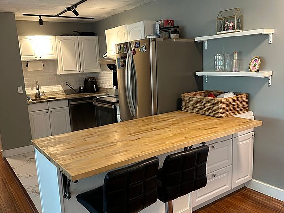 Kitchen and Breakfast Bar