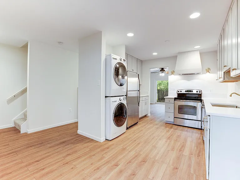 1379 Northgate Sq — Photo 7