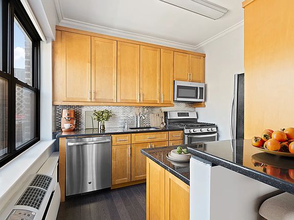 4th image of 405 E 63rd St Ph K