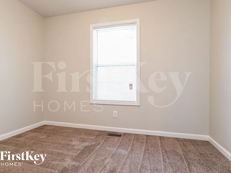 3240 Hilltop Cir — Photo 13