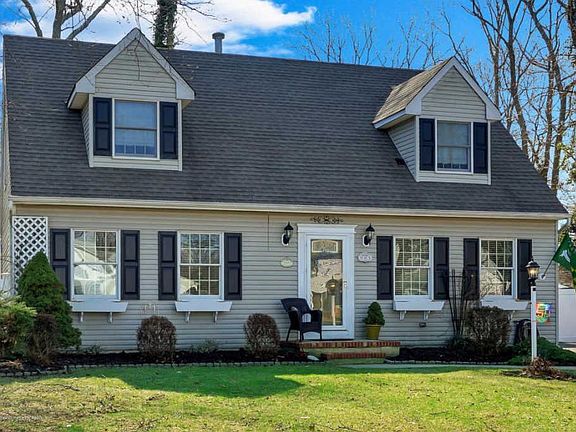 2nd image of 905 Roundtree Dr