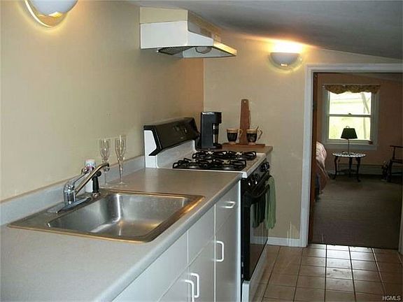 4th image of 24 Camellia Ln