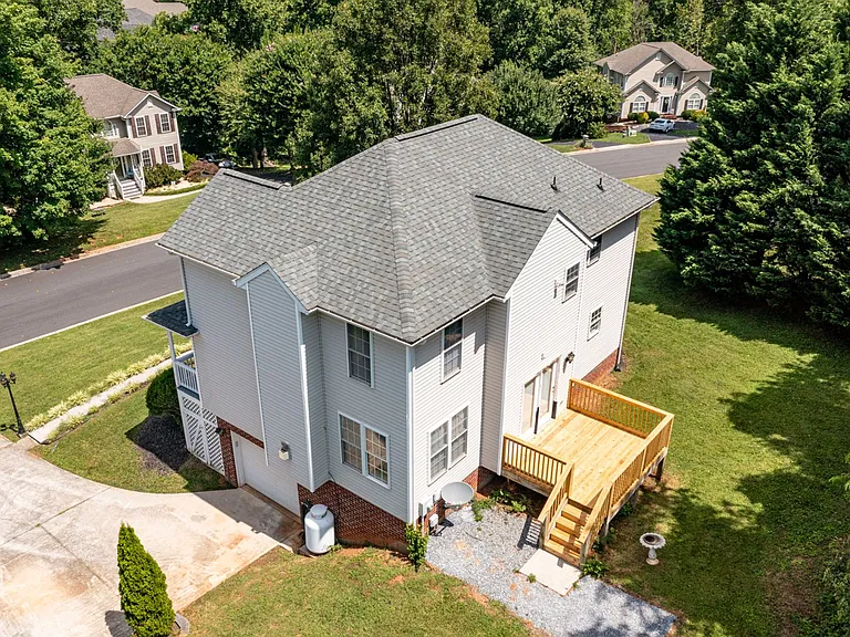72 Viking Dr — Photo 2