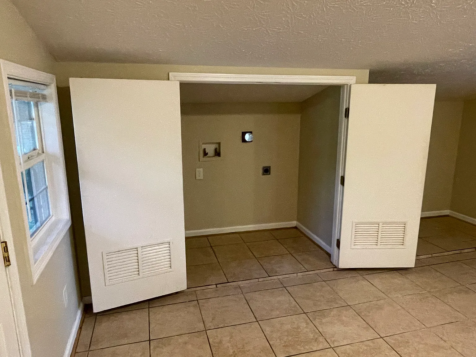 3 bed, 1.5 bath, 1512 sqft, $1,200 — Photo 4