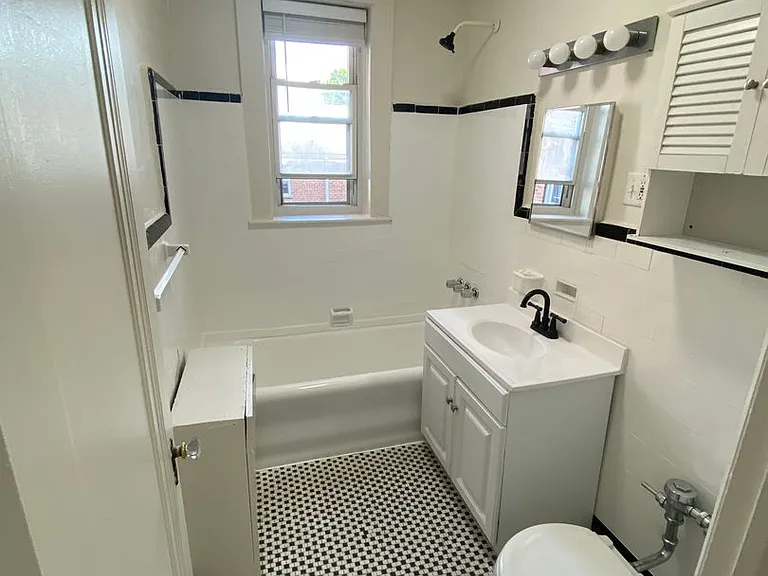 Berkeley Arms Apartment Homes — Photo 6