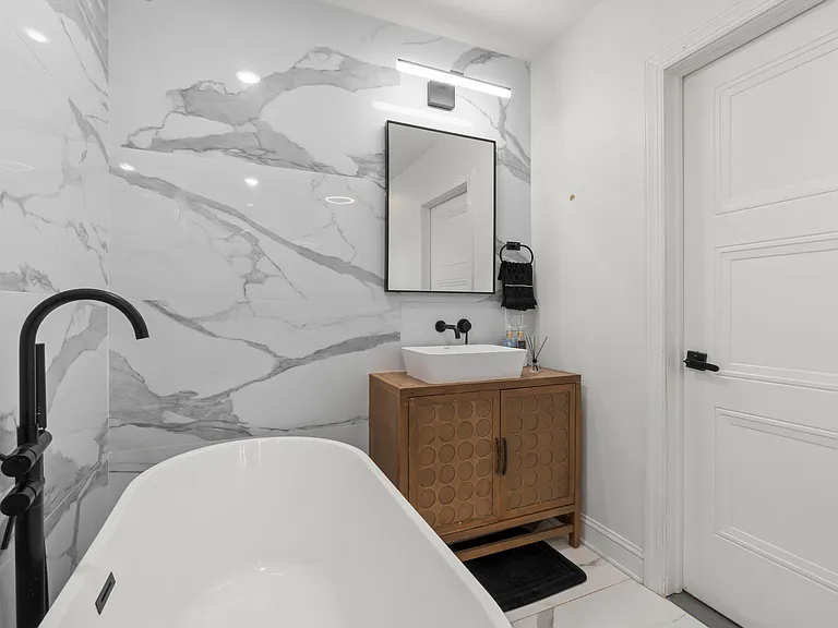 426 W Winona St — Photo 22