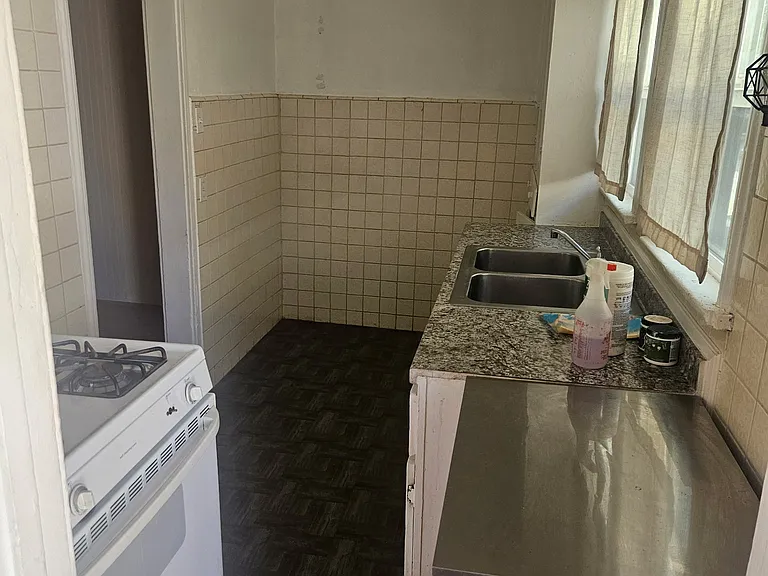 956 W Oliver St #6 — Photo 1