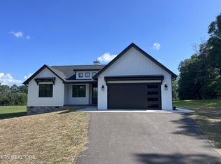 16 W Creek Dr, Crossville, TN 38572