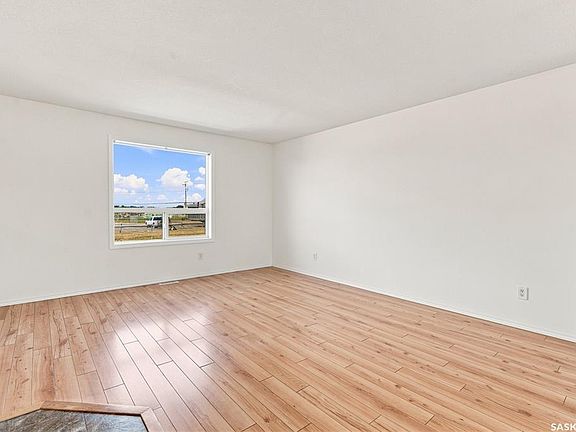5th image of UNIT 28-200 Hiebert CRESCENT