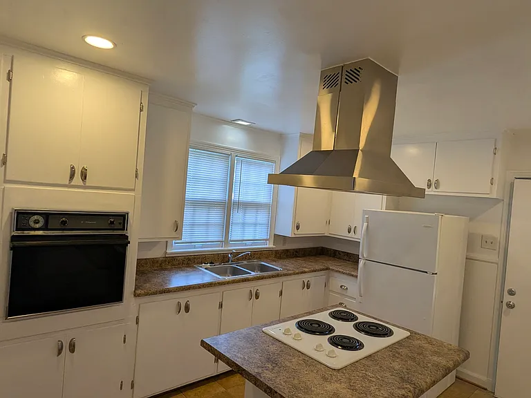 540 N Park St — Photo 7