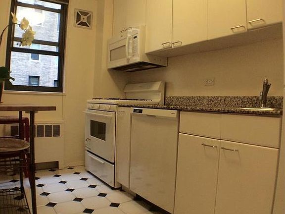 4th image of 116 Central Park S APT 6E