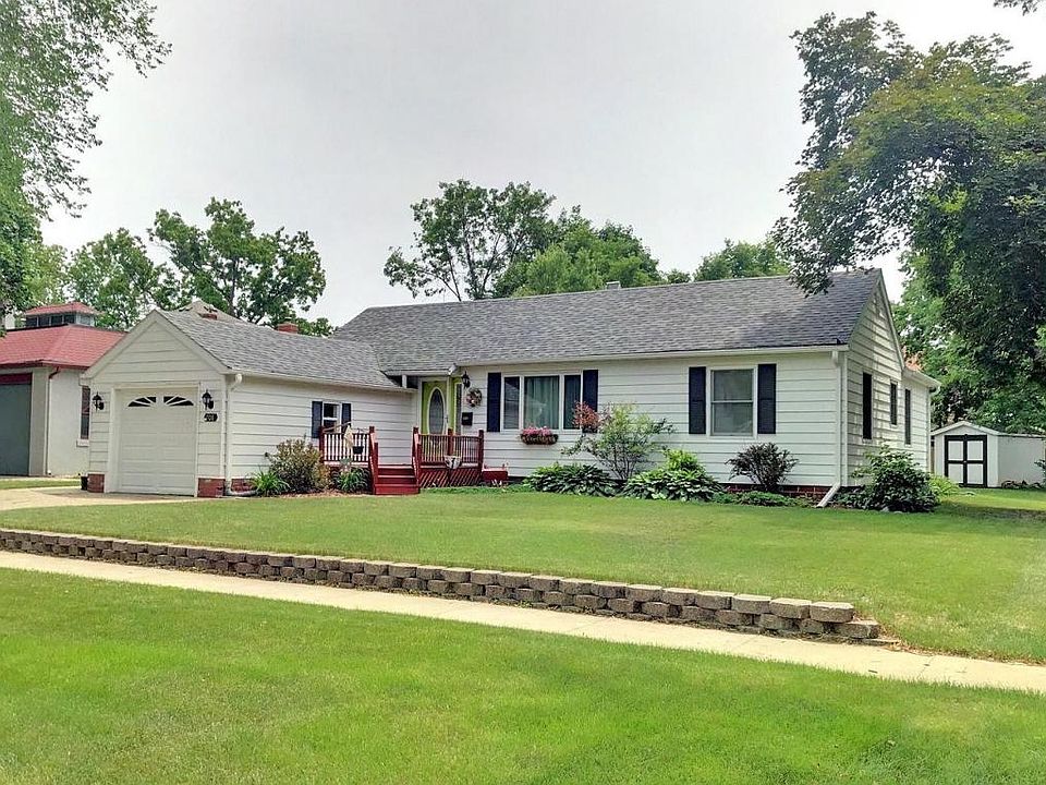 1st image of 708 3rd Ave N