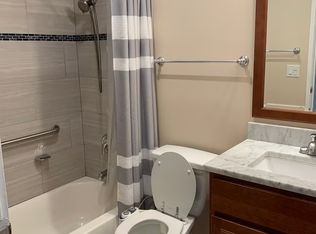 2 Parkside Ct APT 9, Vernon Hills, IL 60061
