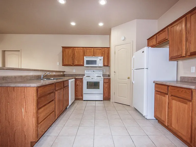4400 N Phillip Dr — Photo 7