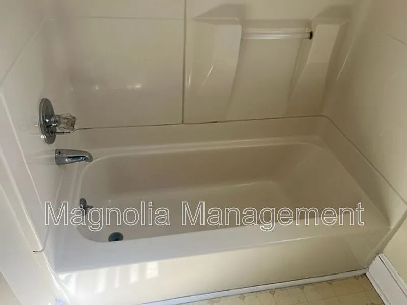 3 bed, 1.0 bath, $1,085 — Photo 2
