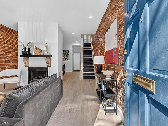 2nd image of 654 Acker Pl NE