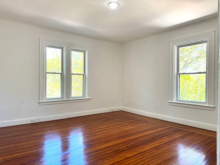 560 Taxter Rd — Photo 14