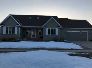 1000 Pebblestone St, Garner, IA 50438