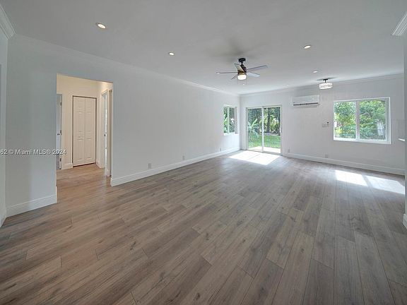 2nd image of 2540 Dewey St