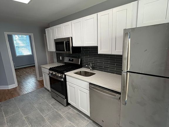 4th image of 154 Hallock Ave #3