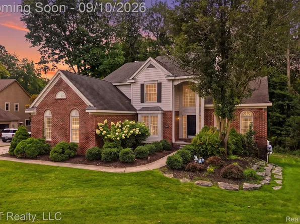 1419 Woodbridge Ln, Wixom, MI 48393