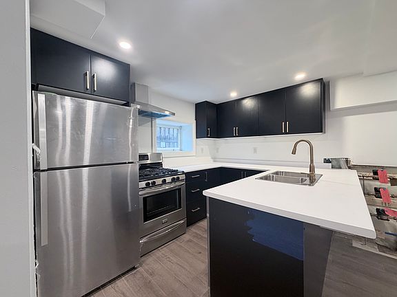 4th image of 184 Ottawa St S #1