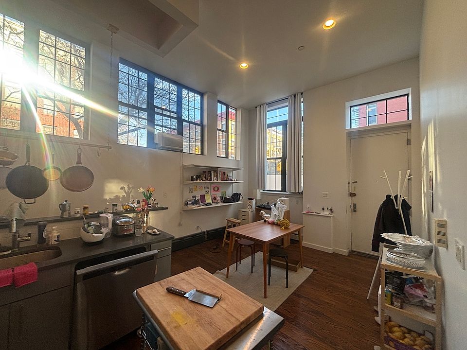 1st image of 387 Quincy St APT 3