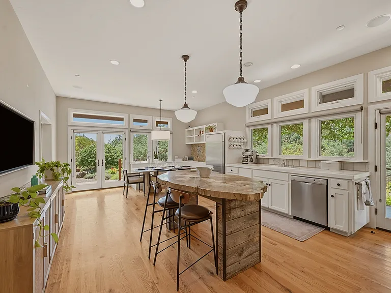 2491 Spring Mountain Rd — Photo 21