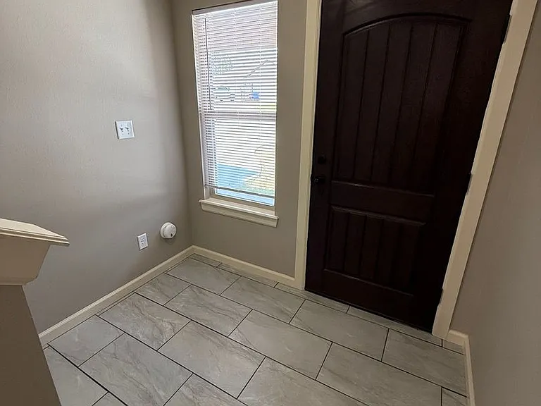 9004-9006 Sandra Way — Photo 5