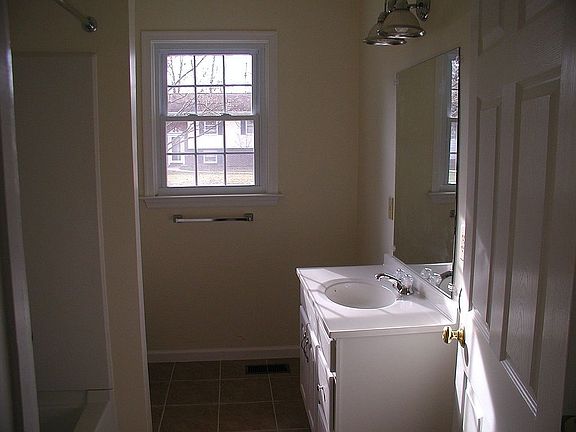 3rd image of 2215 Miller Ave