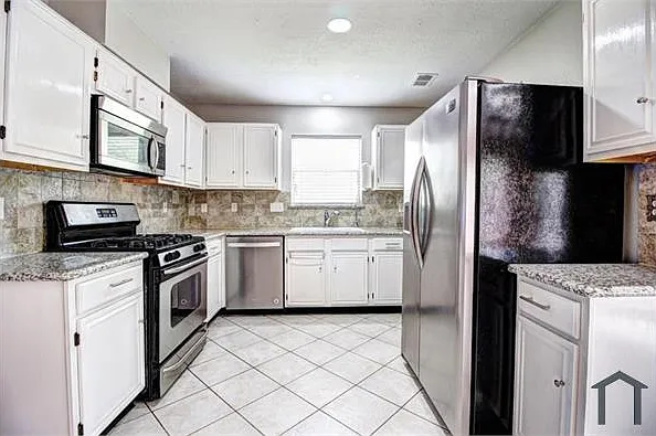 5 bed, 2686 sqft, $2,500 — Photo 3