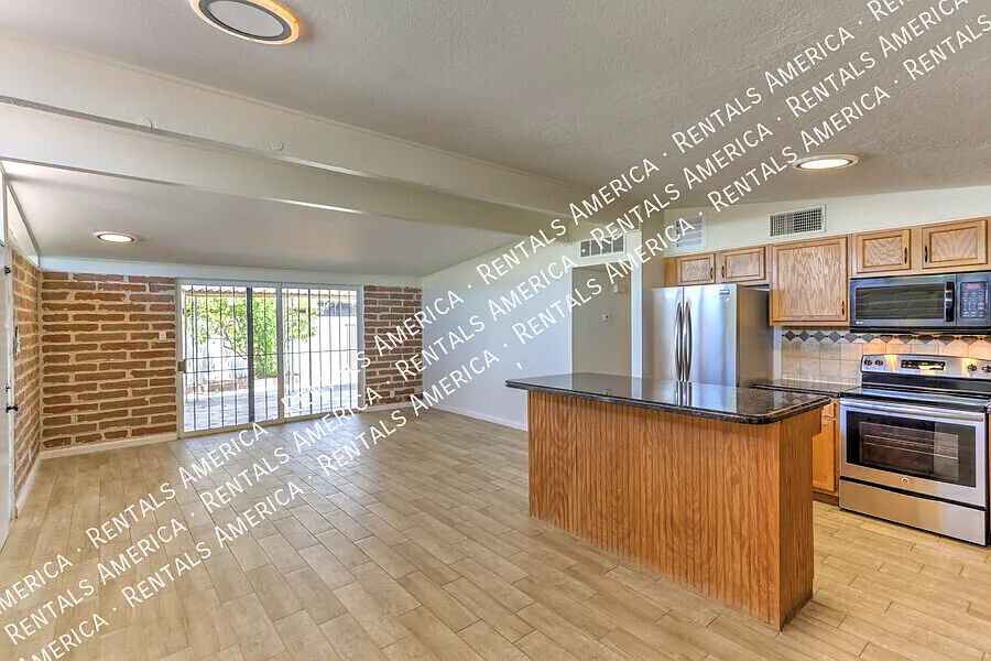 Amazing 3/2 + Den Home with SOLAR and POOL!! — Photo 4