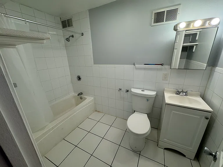 Bathroom (angle 2)