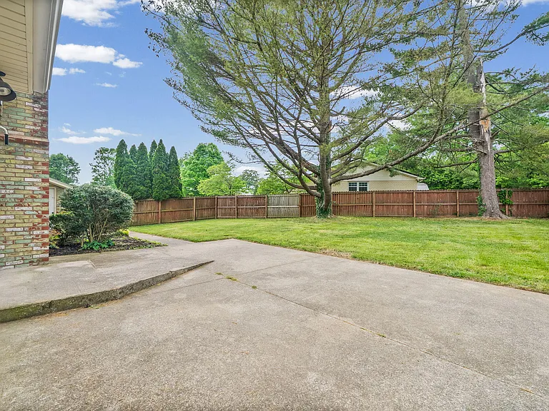 132 Windsor Dr — Photo 35