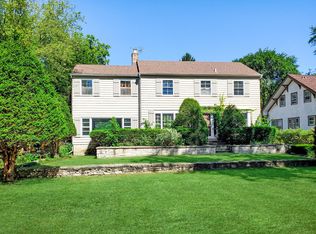 216 Blackhawk Rd, Riverside, IL 60546