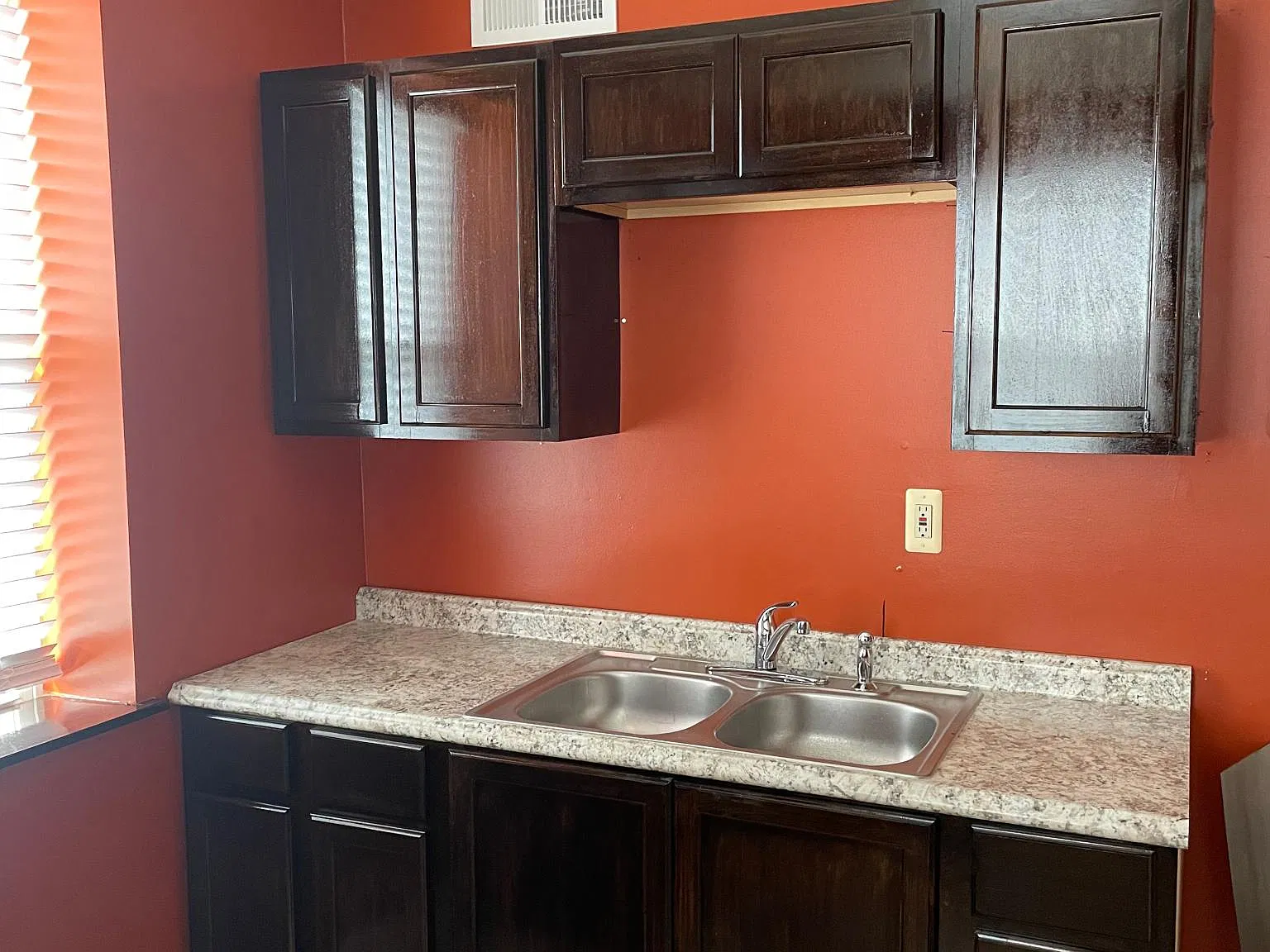 1046 Oakview Pl — Photo 4