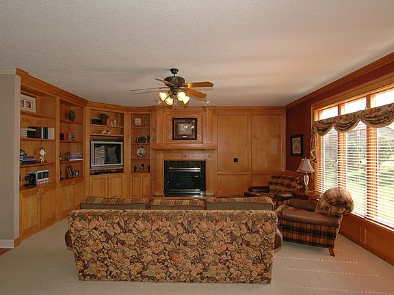 4th image of 15208 Oakwood Dr