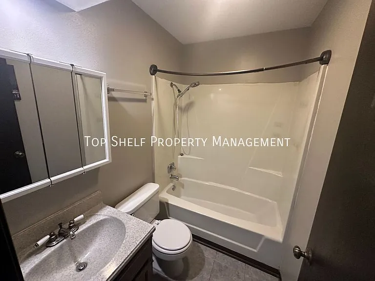 2142 SE 9th St — Photo 5