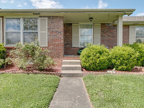 4th image of 803 Iris Ln