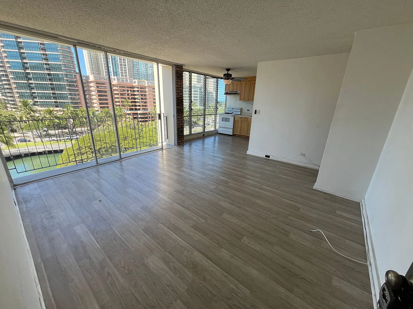 Ala Wai Manor (McCully/Waikiki/Honolulu) - 2 bedroom, 1 parking at the entrance of Waikiki — Photo 2