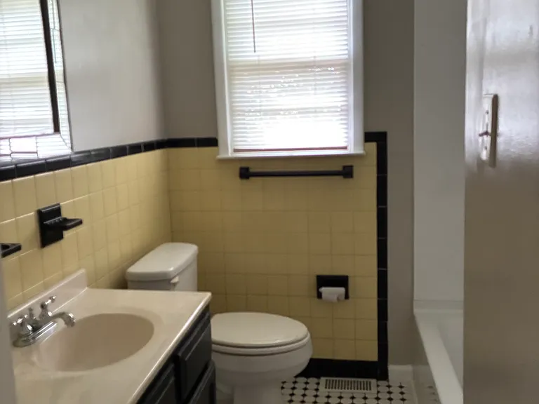 1023 Farragut Ave — Photo 5