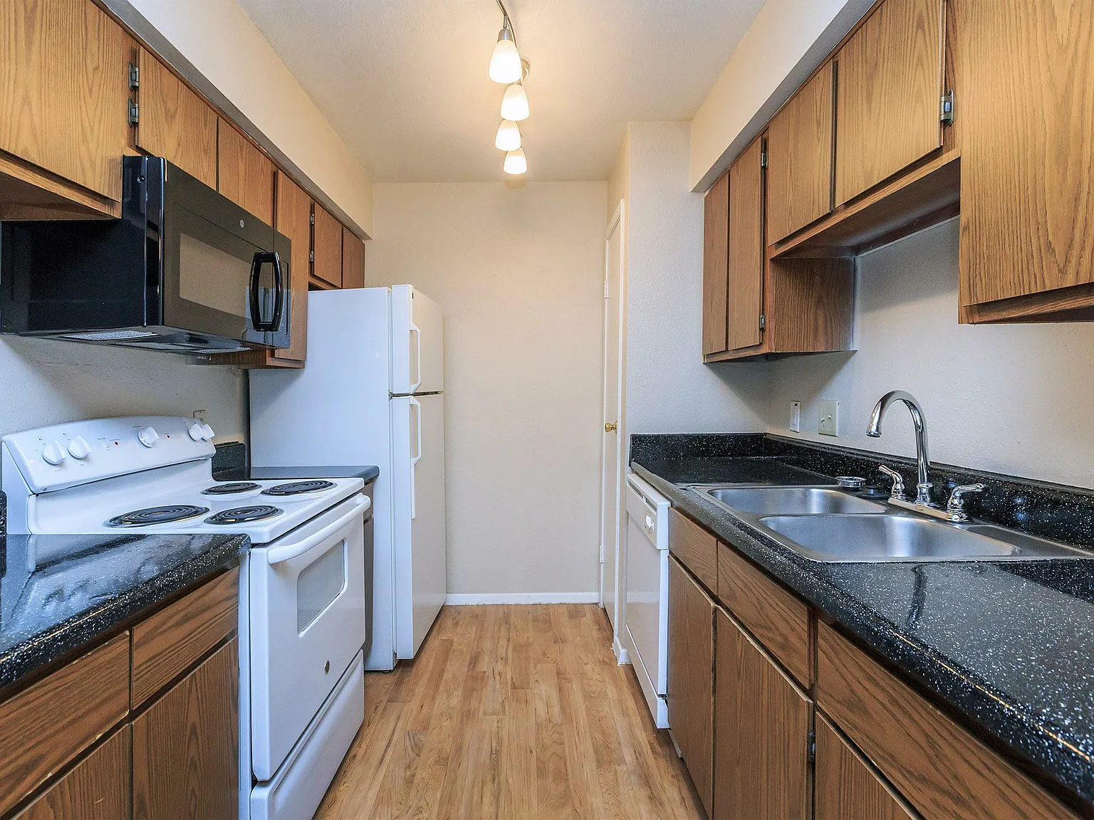 Stone Hollow Apartments — Photo 3