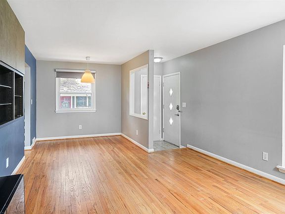 4th image of 2307 Walter Dr