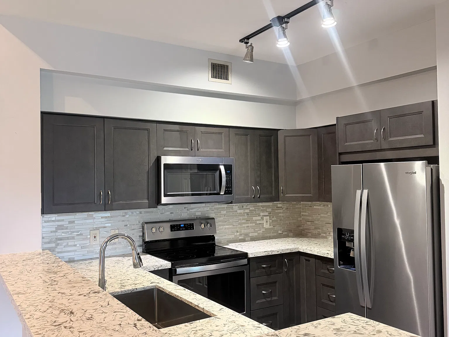 2 bed, 1059 sqft, $2,500 — Photo 2