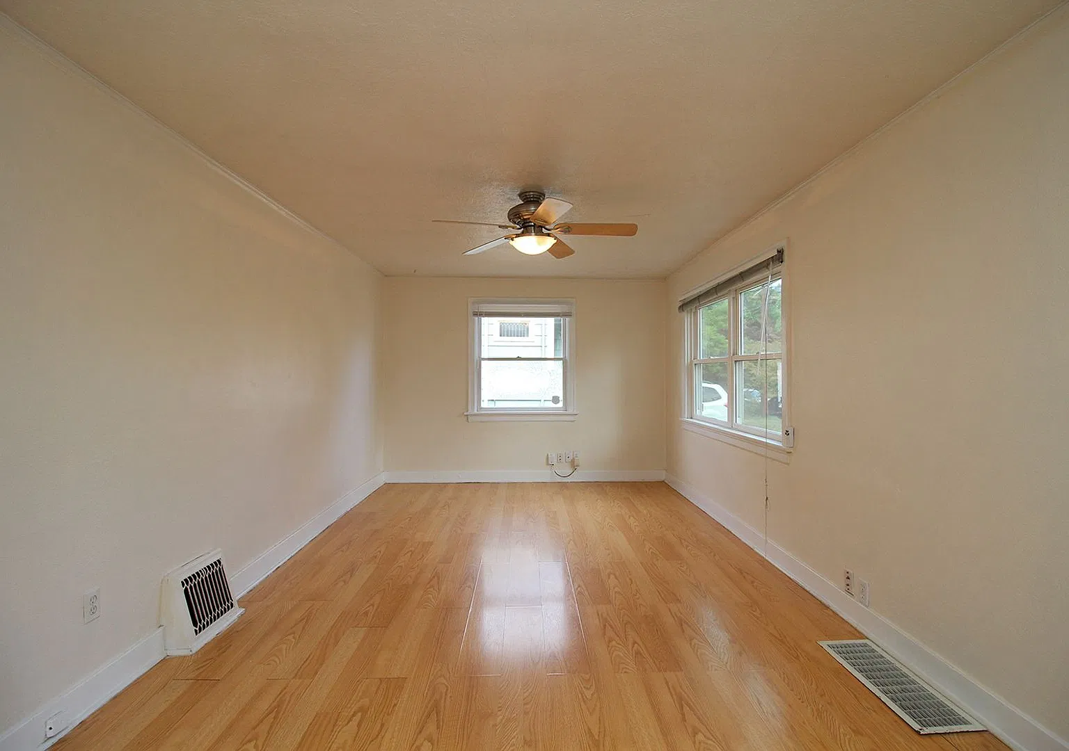 Great Overlook 2 Bedroom Bungalow - Steps to Max — Photo 4