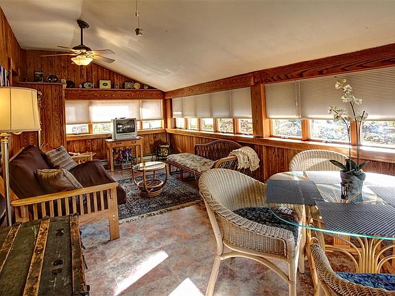 Enjoy dinner in the sunroom with a lovely garden view!