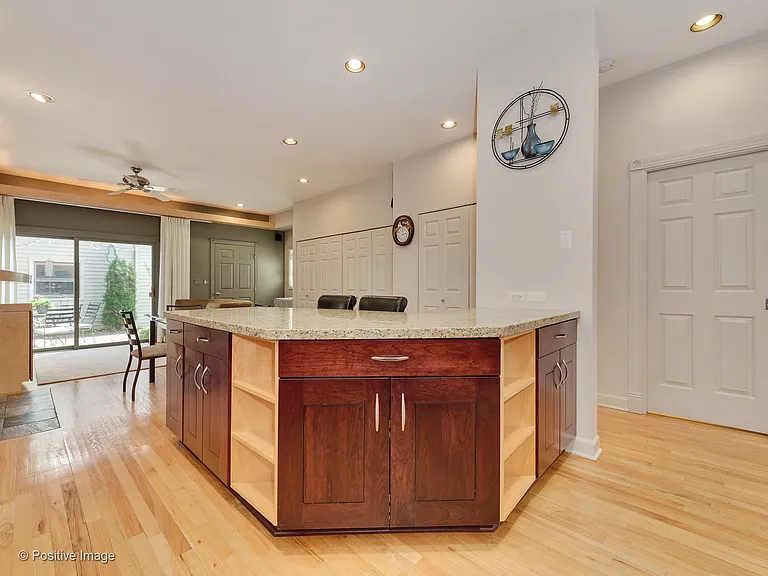 1213 W Roscoe St — Photo 13