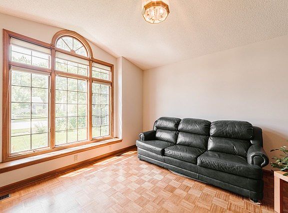 3rd image of 421 Karen Ave